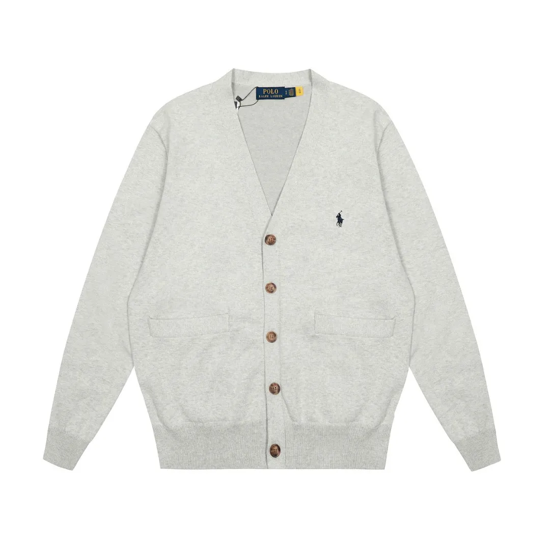 P230 RALPH LAUREN Four-color classic small label embroidery V-neck cardigan long-sleeved buttoned knitted sweater men's and women's top Size: S M L XL Pure original chest high-density LOGO embroidery, original tag accessories 1:1 customization. Made of pure cotton yarn, multi-knitted pure cotton is skin-friendly and comfortable, small label war horse embroidery 12 knitted high-precision button V-neck cardigan sweater 🐎High quality, follow the blogger to learn how to wear it! Let’s buy a Ralph Lauren cable sweater. It’s a super hard-to-find series after it became popular. It’s hard to find one on the official website. It’s simple and practical, has a lazy and loose feel, soft and delicate feel, and has a loose fit. Whether worn alone or layered, you can wear a simple one to create different styles of fashion!